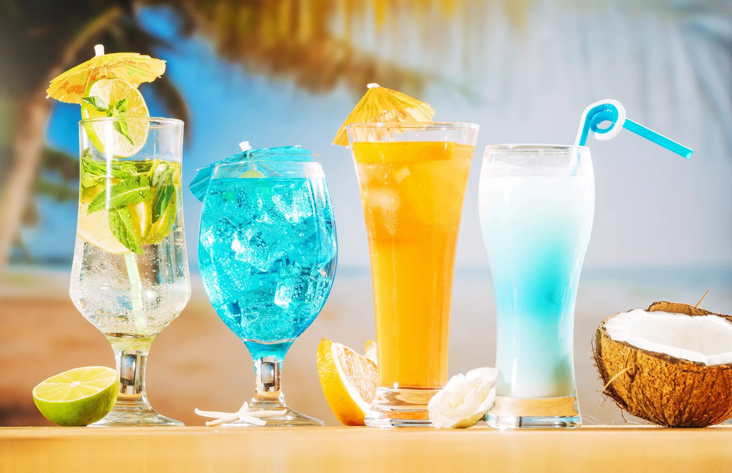 Мохито голубая Лагуна. Пина Колада голубая Лагуна. Летние коктейли. Коктейль на пляже. Питьевые коктейли