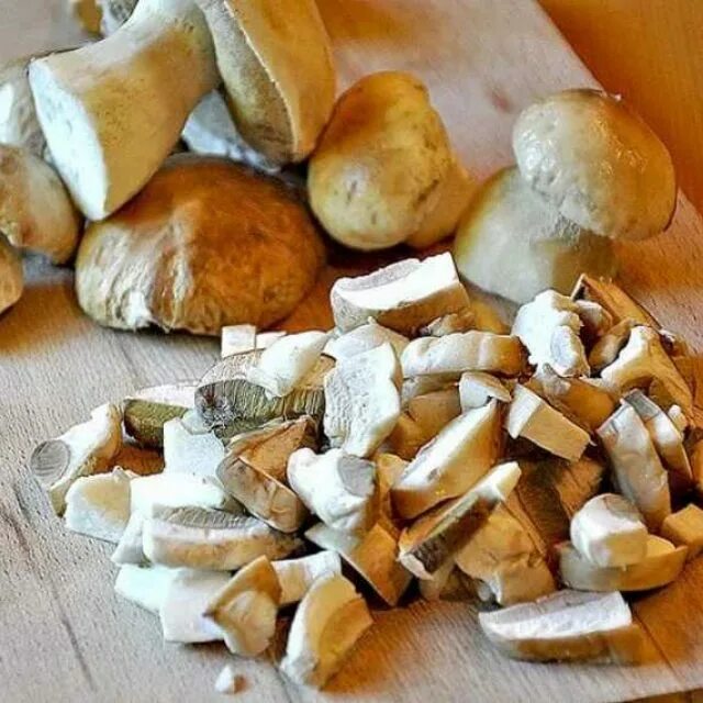 Белый гриб нужно варить. Белые грибы готовка. Белые грибы на столе. Грибы для готовки. Маринованные белые грибы.
