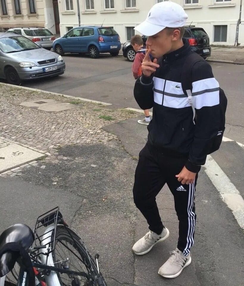 Песня адидасы пацаны. Adidas Tracksuit Gopnik. Мальчик гопник. Парни гопники. Парень в адике.