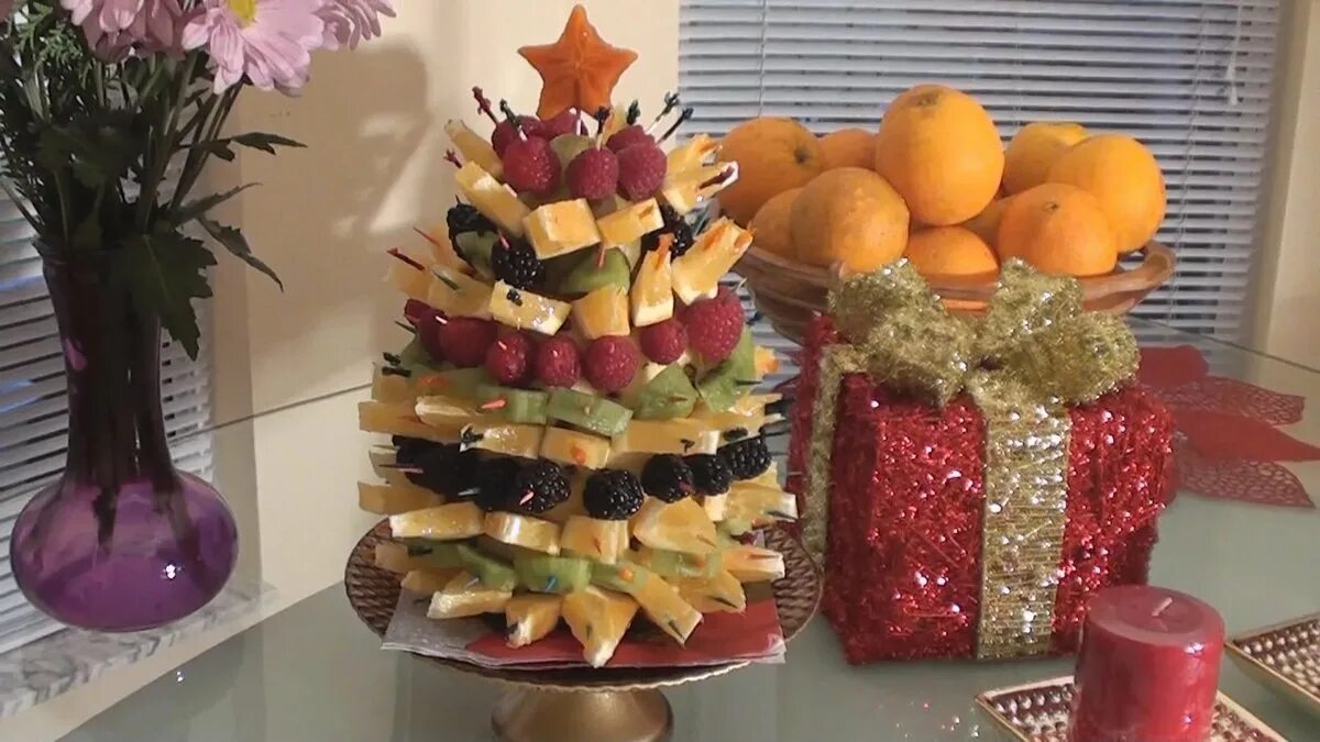 фруктовая нарезка на праздничный стол. фруктовая тарелка. фруктовый стол на новый год. новогодняя елка из фруктов. новогодняя елка из фруктов.