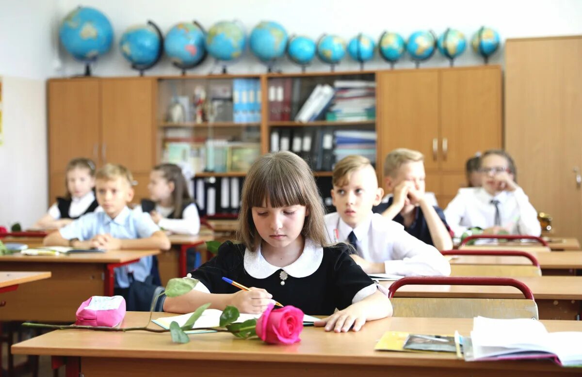 Зачисление первоклассников в школу. 1 класс дети. запись в школу. зачислении детей в другие школы. регистрация в школу в первый класс.