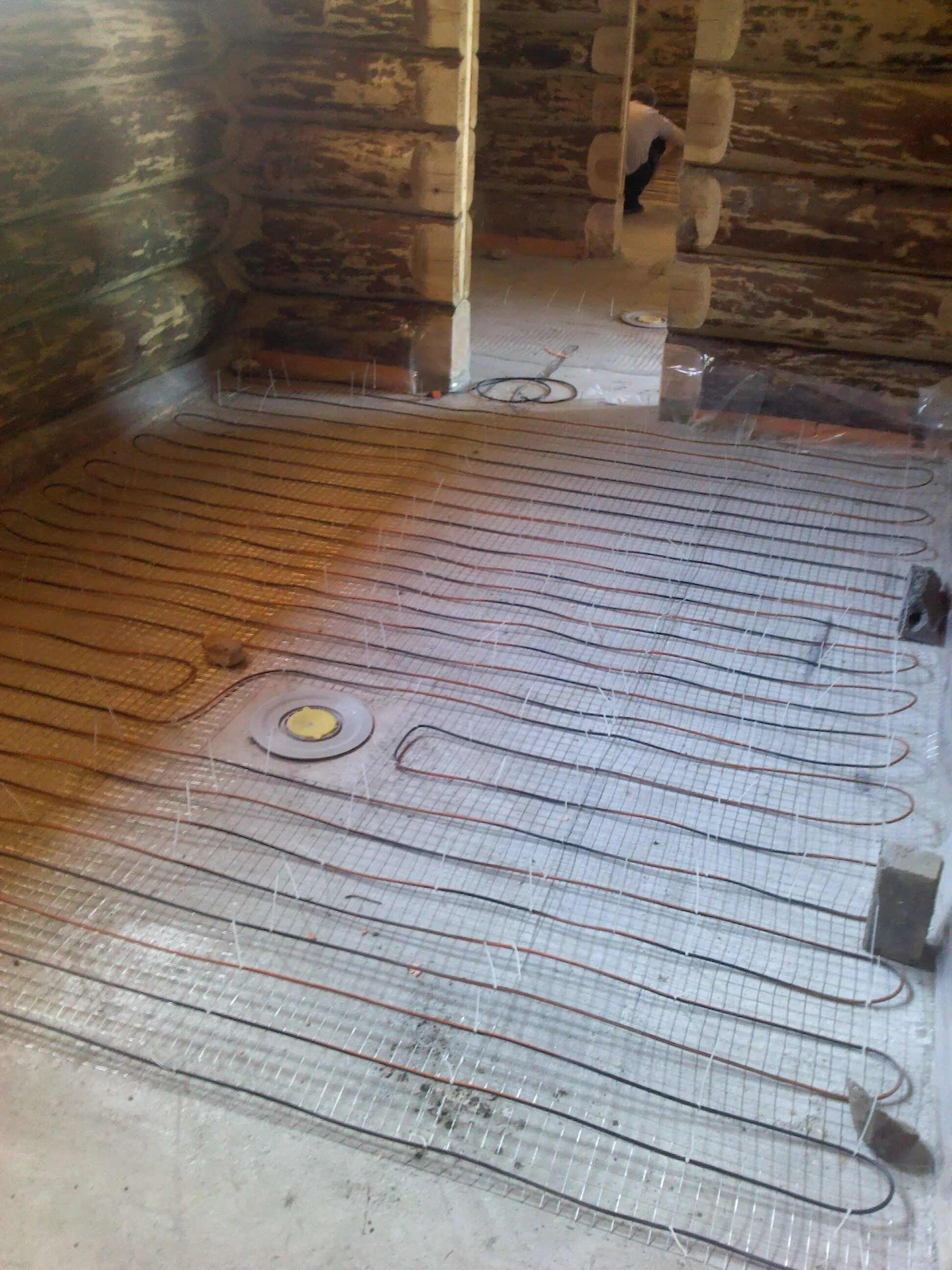 Монтаж водяного теплого пола в бане. Парная теплый пол. Водяной теплый пол в бане. Теплый пол в бане. Укладка теплого пола в бане.