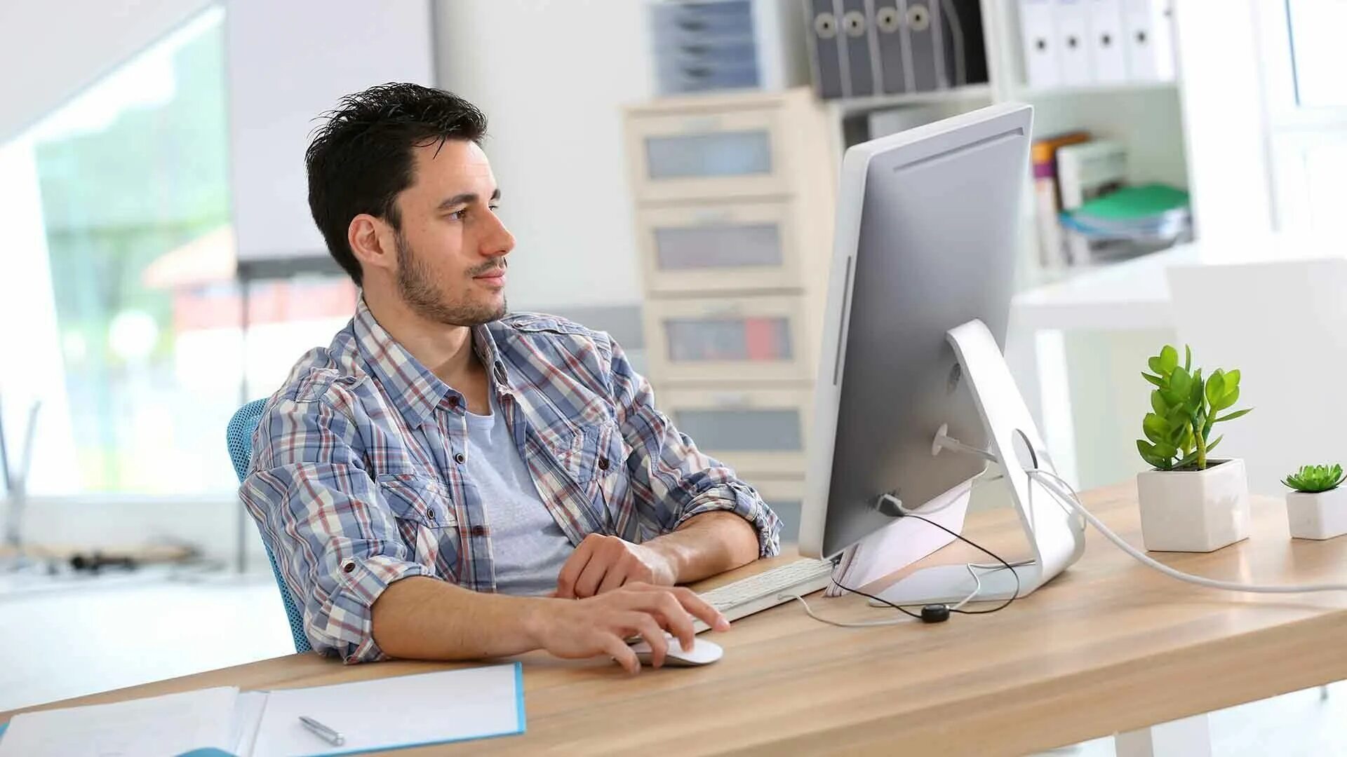 Человек за компом. Компьютер в офисе. Человек в офисе за компьютером. Человек с ноутбуком.