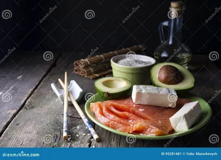 Рыбы едят сыр