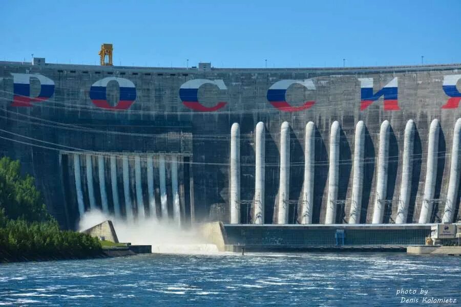 Высота саяно-шушенской плотины гэс. Сброс на шушенской гэс. Гэс 2021 красноярск сброс. Сброс на шушенской гэс. Плотина саяно-шушенской гэс.