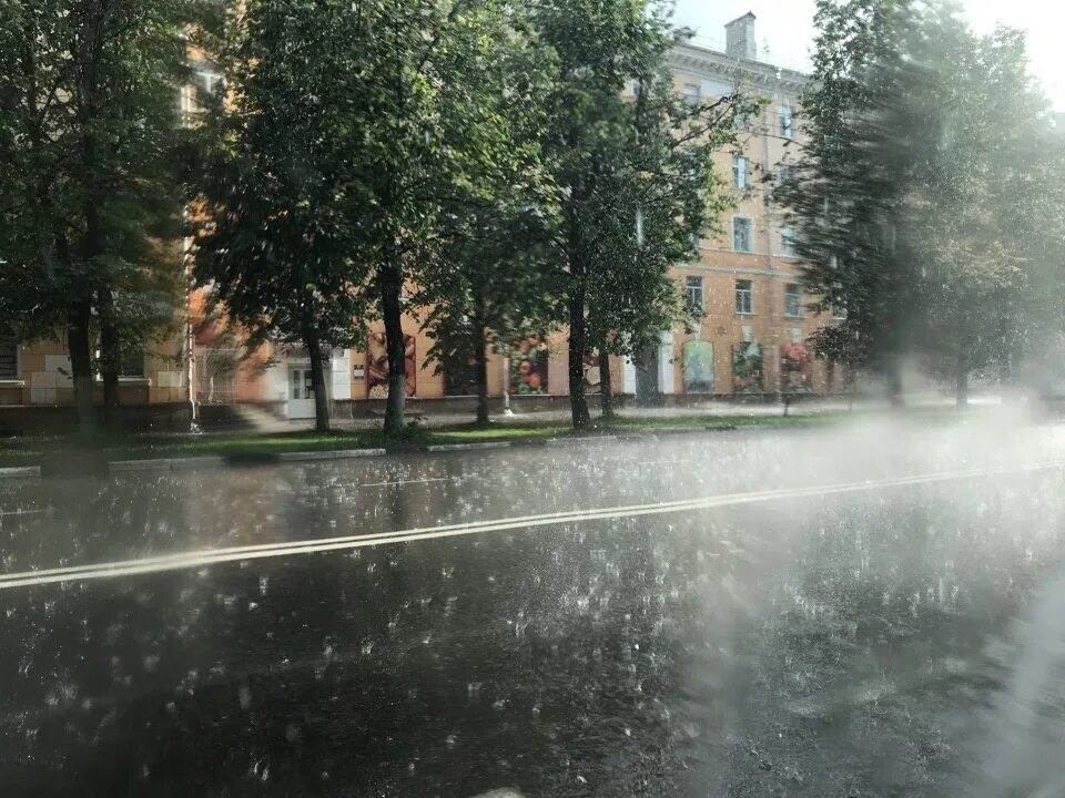 Дождь не прекращавшийся в течение ночи. Дождливая среда. Солнечный дождь. Среда дождь. Ливень в Великом Новгороде 24 июня 2023.