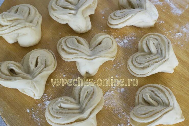 Сердечки из теста. Булочки из дрожжевого теста в виде сердечка. Красивые булочки из дрожжевого теста. Стряпать булочки сердечки. Формы булочек с сахаром.