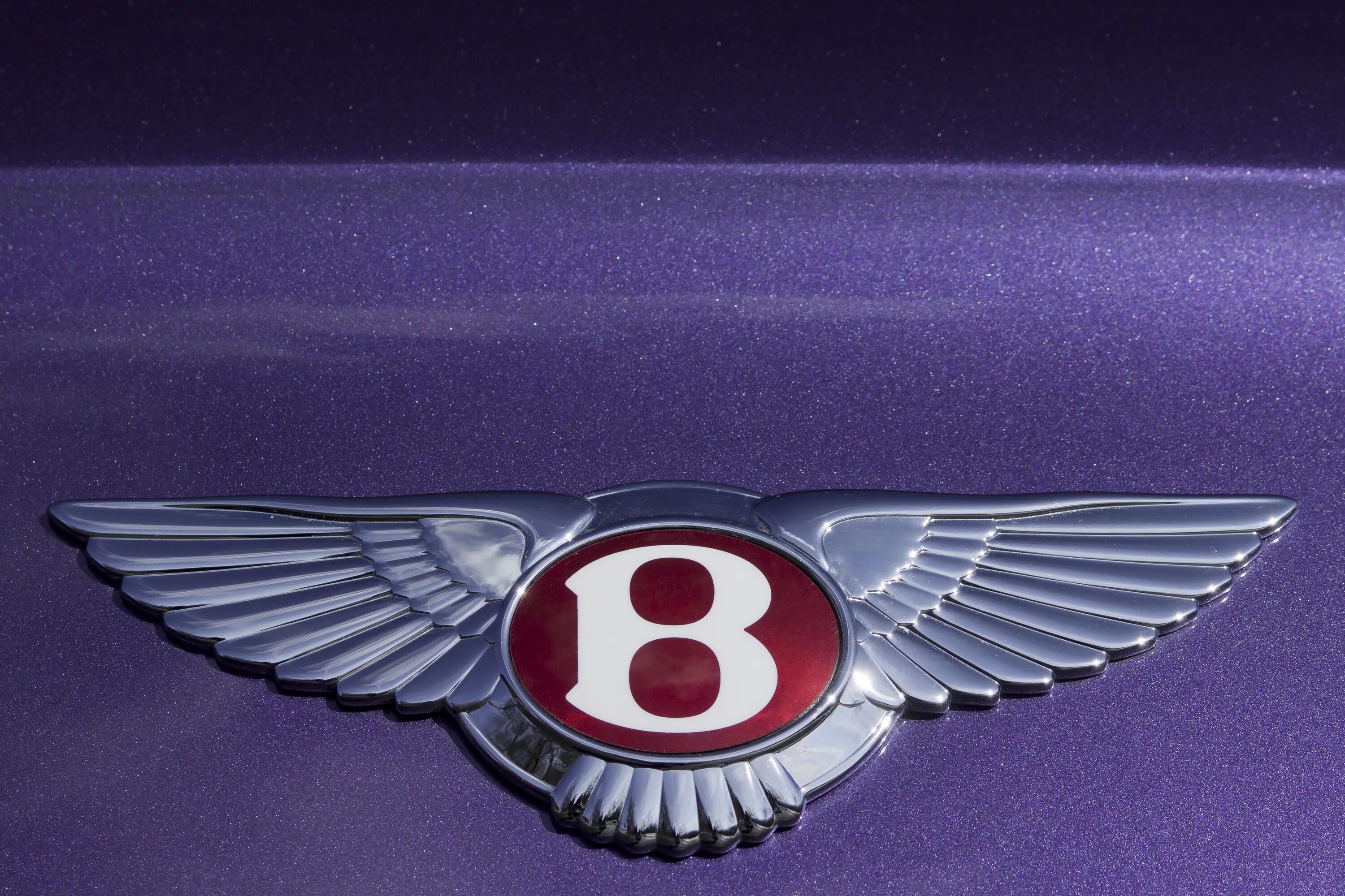 Автомобильная марка Бентли. Бентли марка автомобиля значок. Марка авто с крыльями. Логотип с крыльями автомобиль. Буква т с крыльями