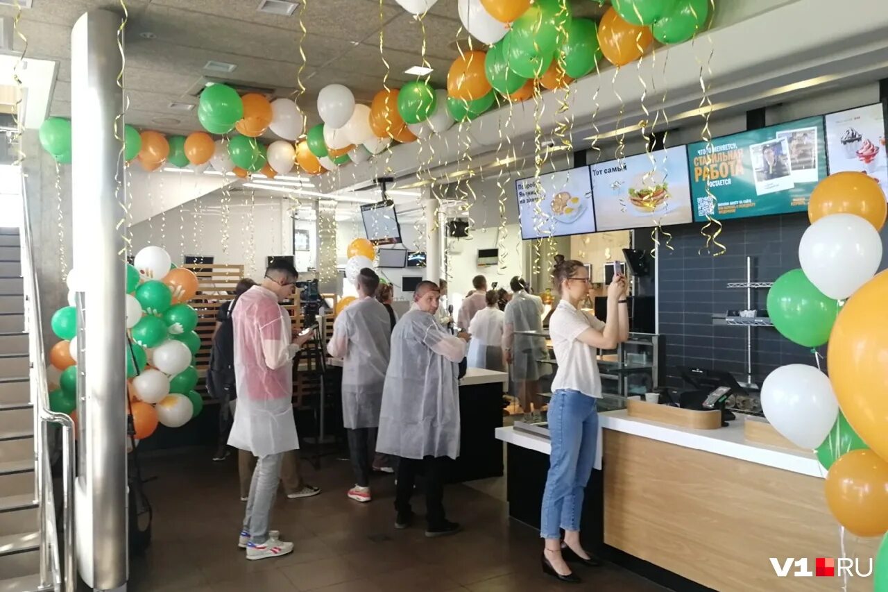 Вкусно и точка волгоград работа. Работник предприятия вкусно и точка. Ресторан быстрого питания бизнес. Вкусно и точка волгоград открытие. Вкусно и точка волгоград работа.