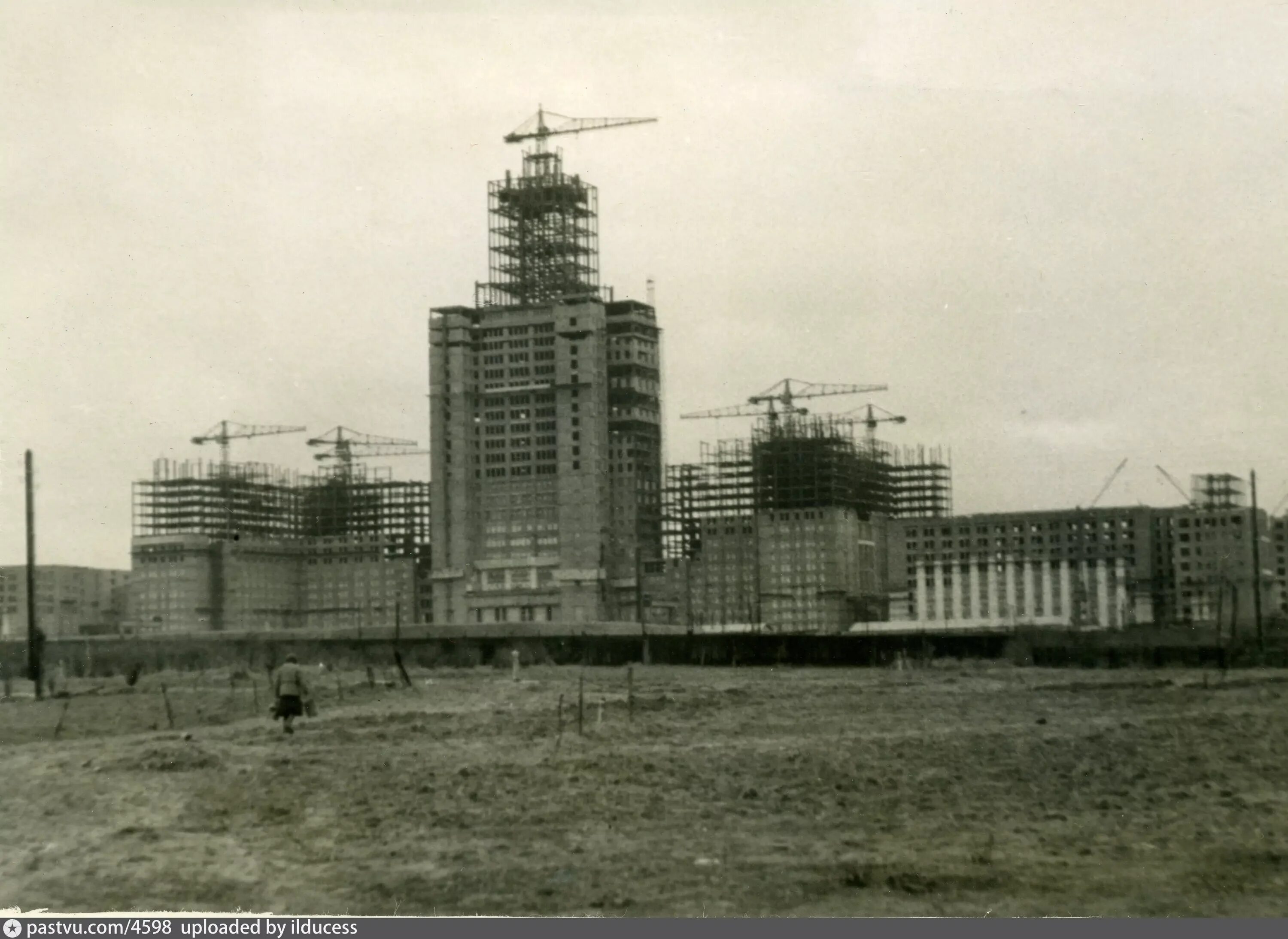 В каком году построили город. Стройка МГУ 1949. Стройка МГУ 1949 1953 гг. МГУ на Воробьевых горах год постройки. Здание МГУ стройка.