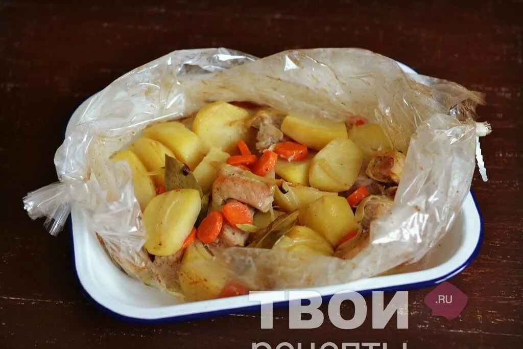 Сколько готовить картошку в духовке в рукаве. Картошка с мясом в рукаве. мясо с картошкой в рукаве в духовке. свинина с картошкой в духовке в рукаве. картошка с мясом в рукаве для запекания в духовке.