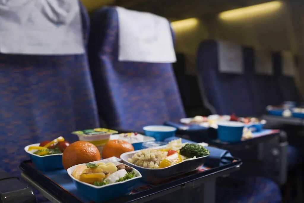 Самолете дают еду. Еда в самолете. Обед в самолете. Еда на борту самолета. Питание на борту воздушного судна.