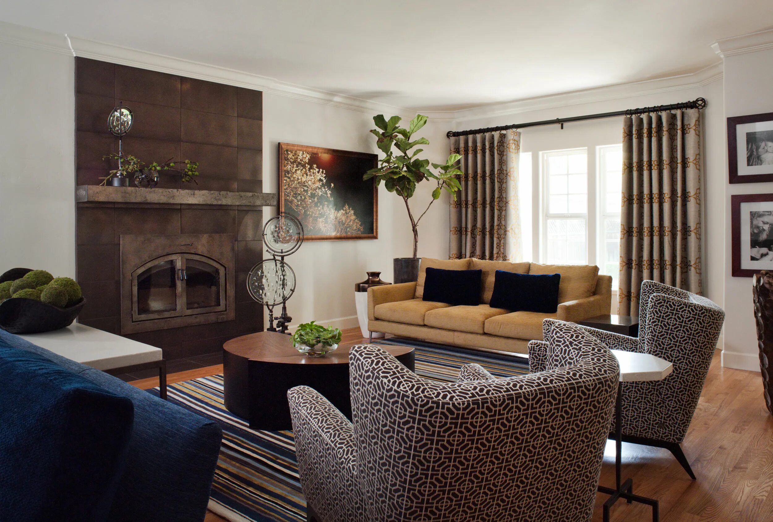 кожаная мебель в интерьере. коричневый диван. гостиная в бело коричневых тонах. интерьер гостиной в коричневых тонах. интерьер гостиной коричневая мебель.