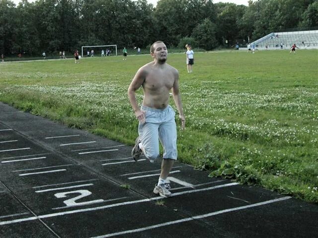 за 30 секунд до финиша. бегун финиширует. за 30 секунд до финиша. финиширование в беге на средние дистанции. за 30 секунд до финиша.