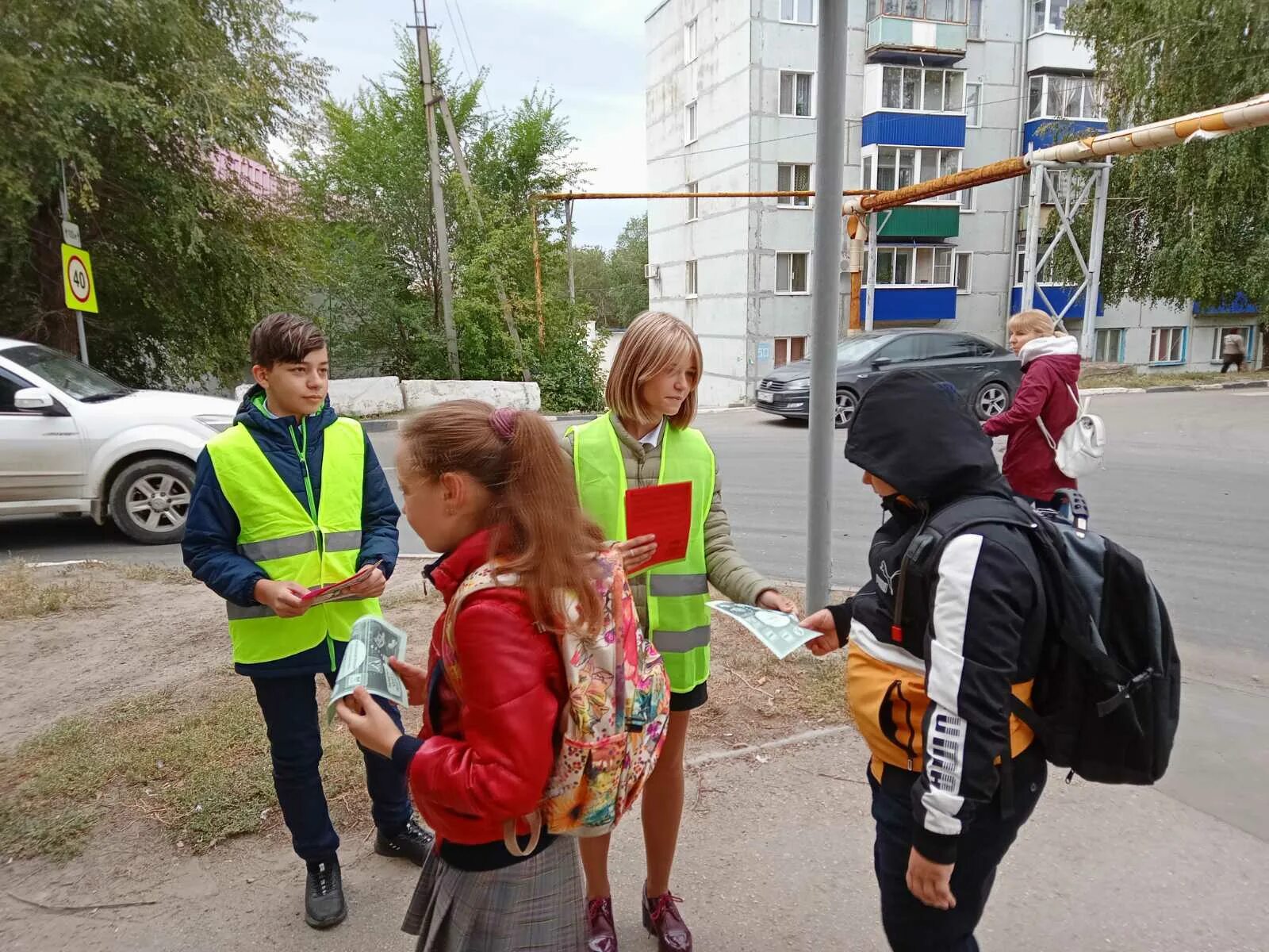 Школьный переход. Ученики на пешеходе Бишкек.