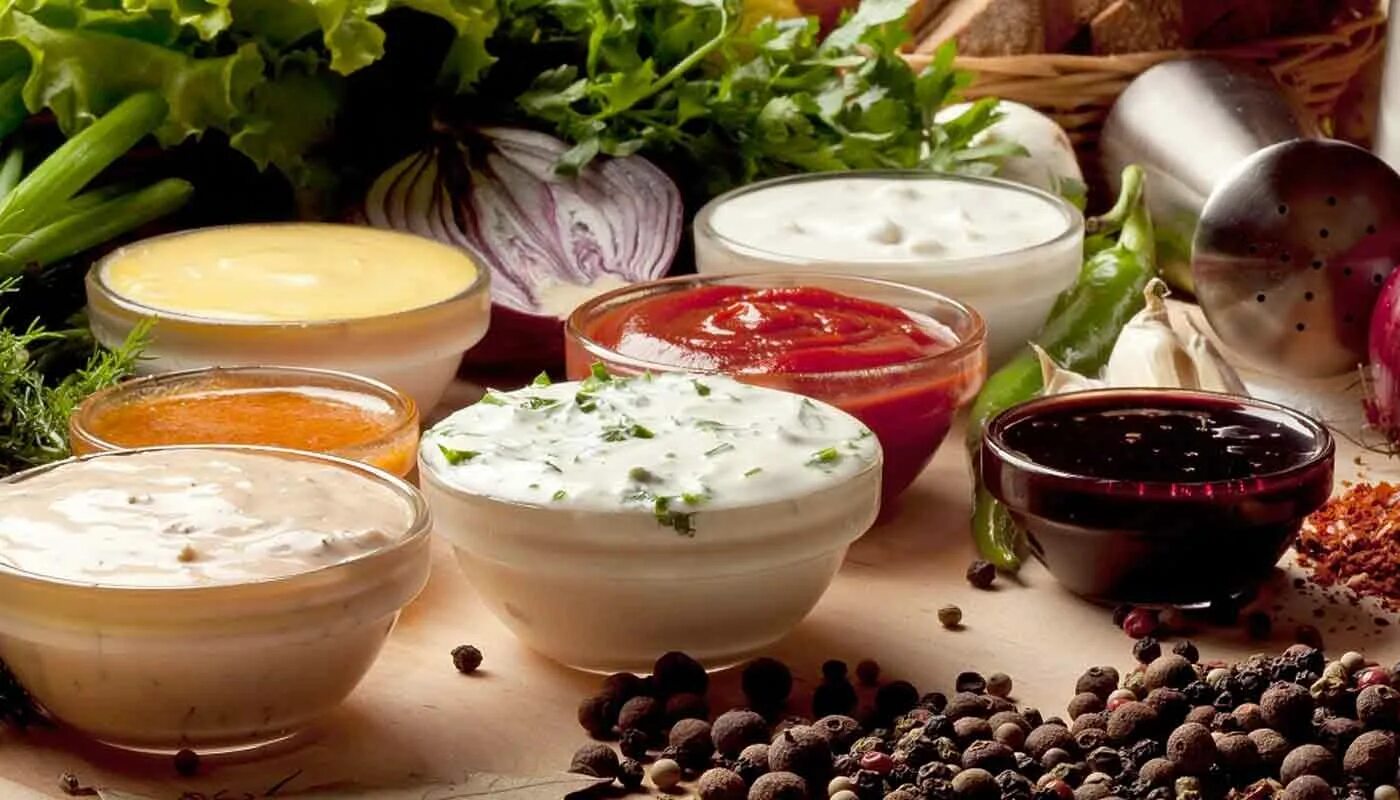 5 лучших соусы. 5 лучших соусы. Холодные соусы. Мясо в соусе вид сверху. Соусы в ассортименте.