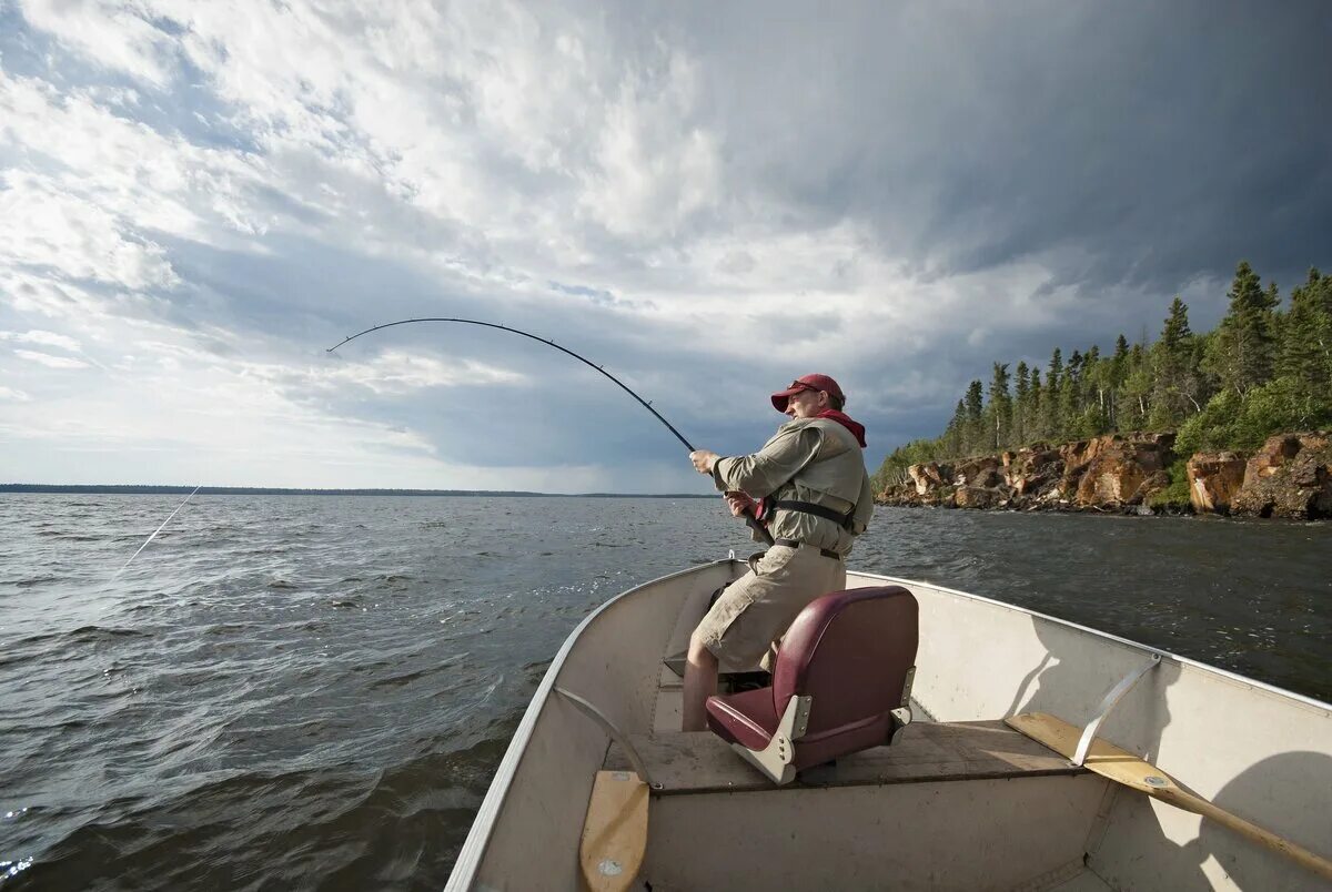 Мужчина рыбак. Женщина рыбачка. Рыбак. Alaska fish fishing. Фон рыбалка.