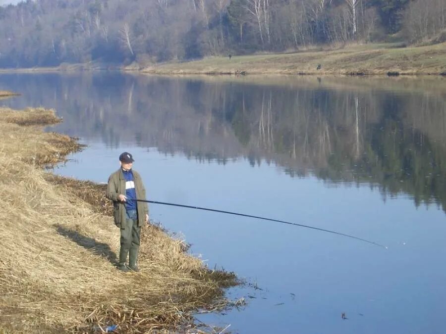 Рыбалка. Рыбак на реке. Рыбалка на речке. Рыбак на берегу реки.