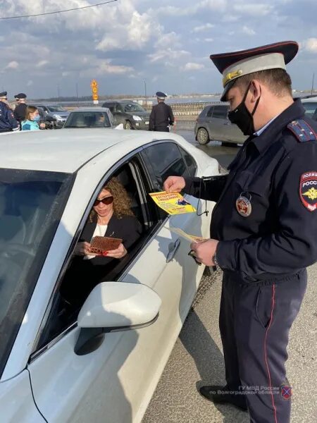 Машина работника ГИБДД. ГИБДД проверка. ДПС Волгоград. Провокационные фотографии сотрудников ГИБДД. Сайт гибдд волгоград