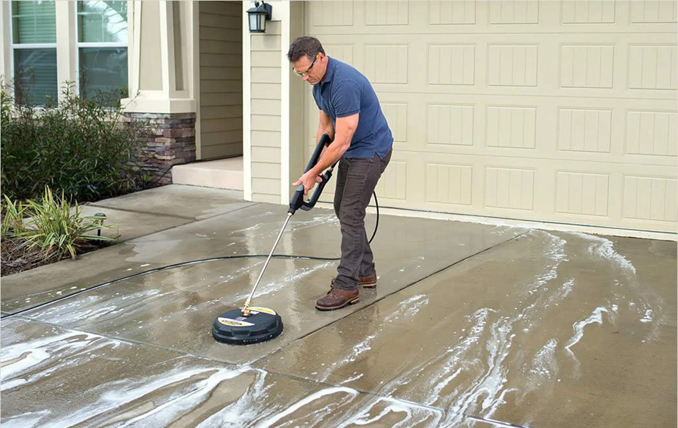 Clean surfaces. Мойка тротуарной плитки. Pressure Washer. Мойка тротуарных плиток Karcher. Cleaning driveway with Pressure Washer.