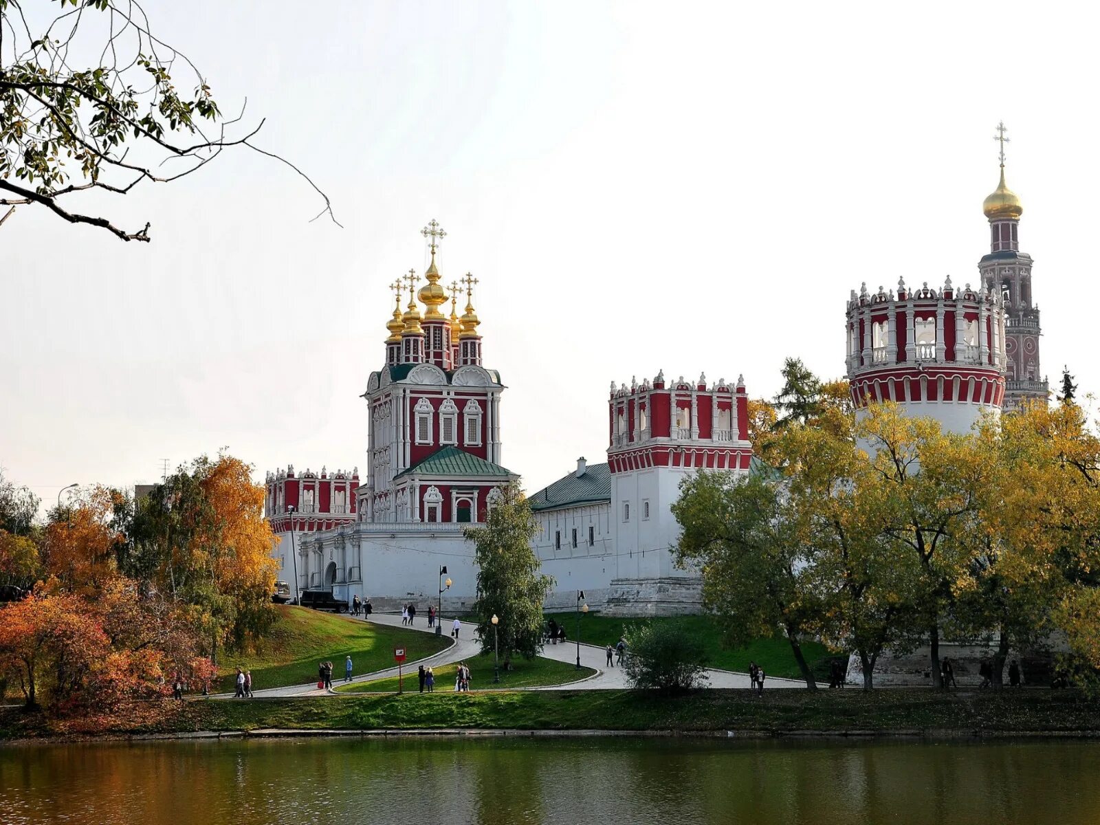 Известные монастыри москвы. Новодевичий Богородице-Смоленский монастырь. Смоленский Новодевичий монастырь Москва. Архитектурный ансамбль Новодевичьего монастыря.