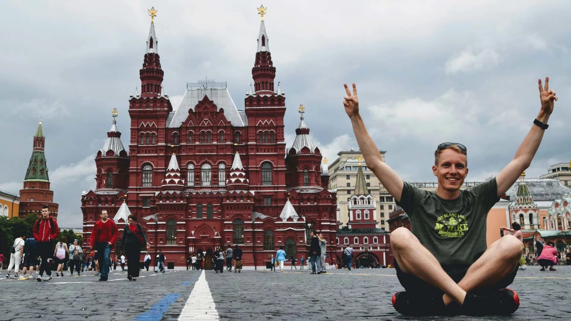 Модель красной площади. Фотосессия на красной площади. Парень на красной площади. Мужчина на фоне красной площади.