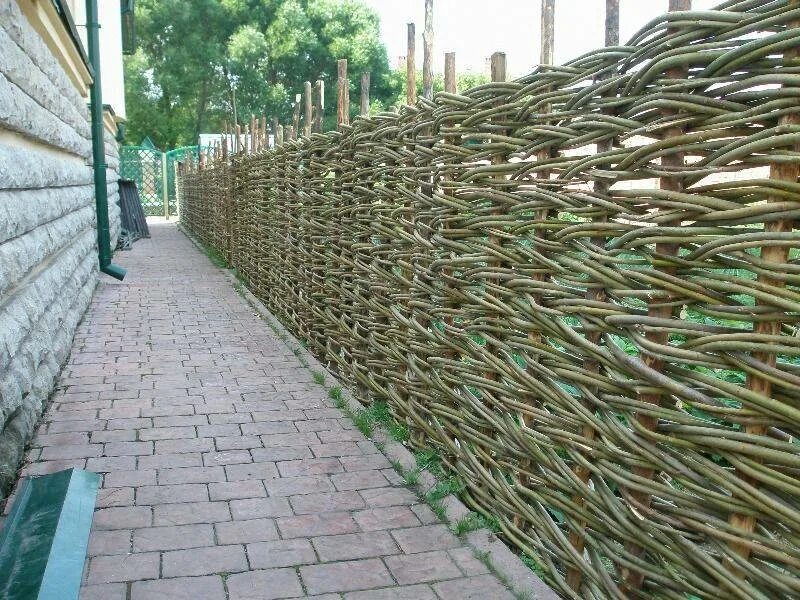 Плетеная ограда. Плетень из лозы кубанский стиль. Плетеная ограда. Забор плетень лоза. Плетеная ограда.