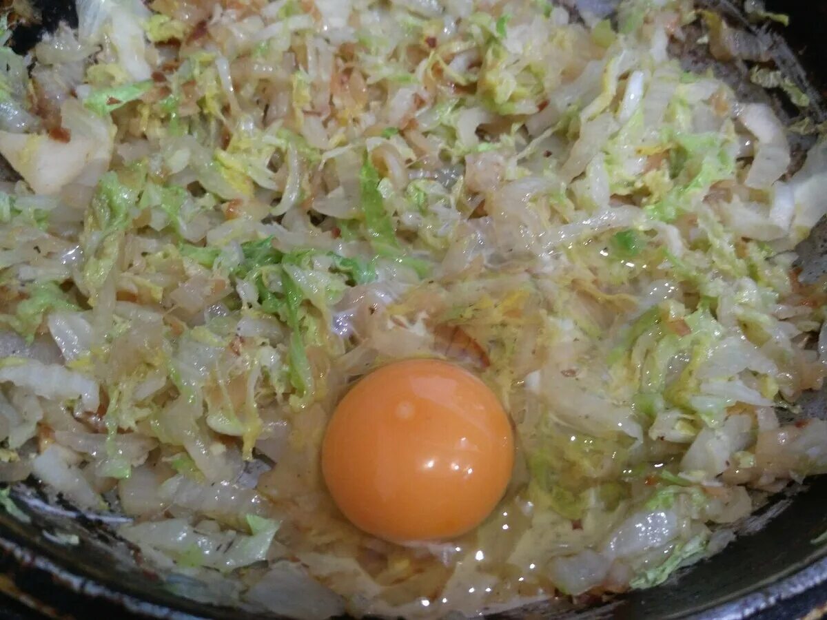 Заливаю сырую капусту яйцами и на сковороду, выходит бюджетно и получается вкусн