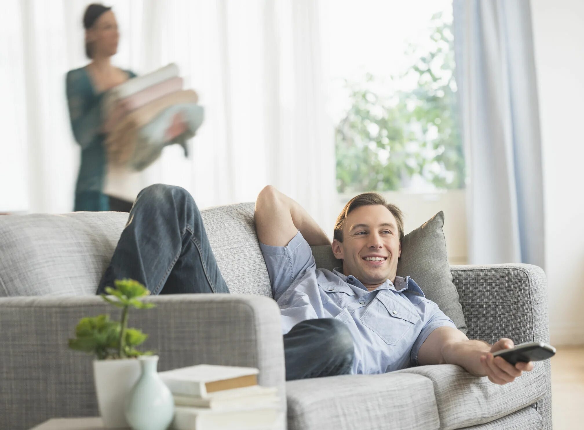 Фото людей в домашней обстановке. Мужские обязанности по дому фото. Man watching TV on Sofa. On the Sofa. Муж просит квартиру