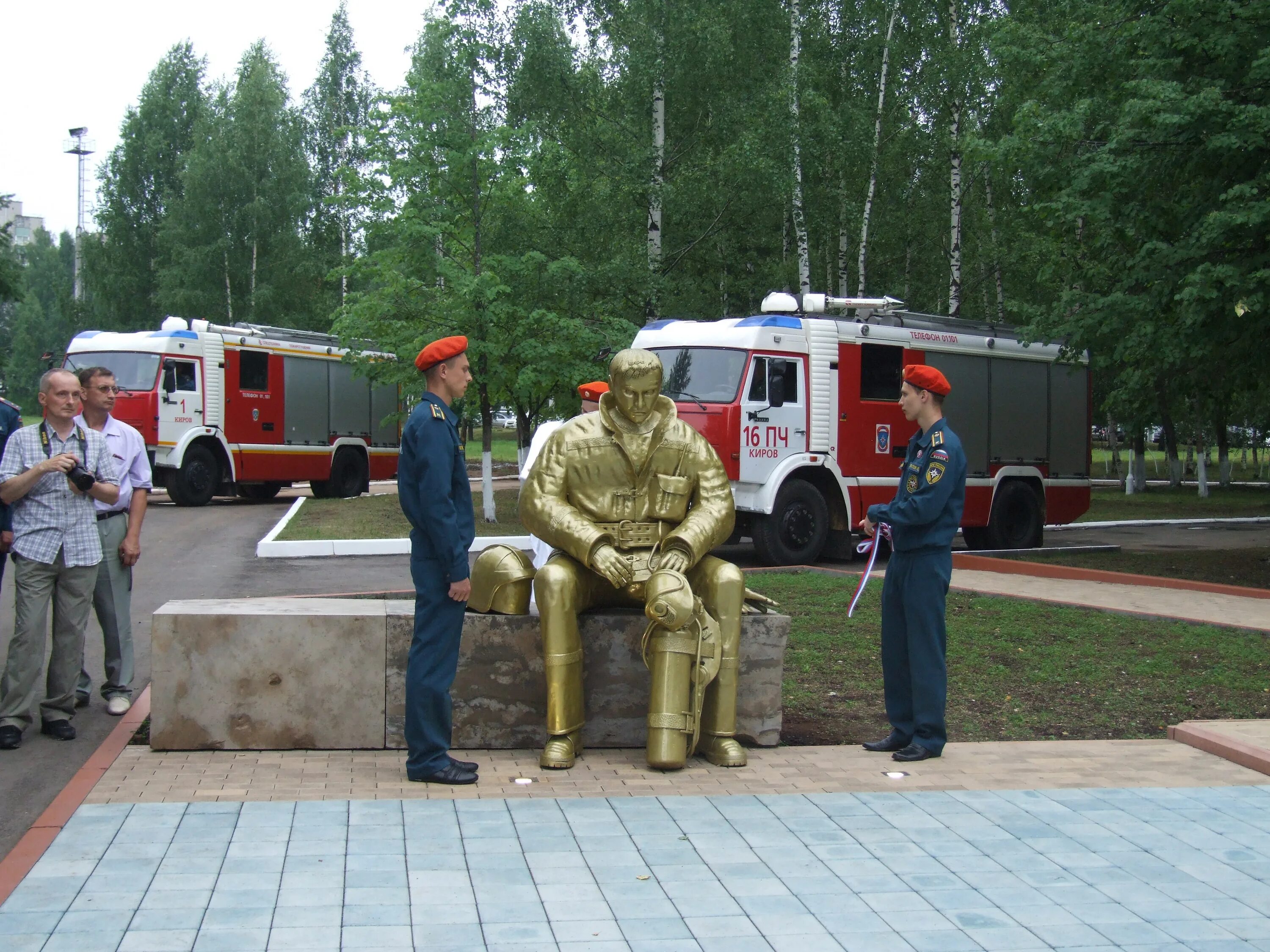 Областная спасательная служба. Памятник пожарным Киров. Памятник пожарному. Памятник пожарному МЧС. Памятник погибшим пожарным.