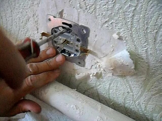 Как поменять двойную розетку самому