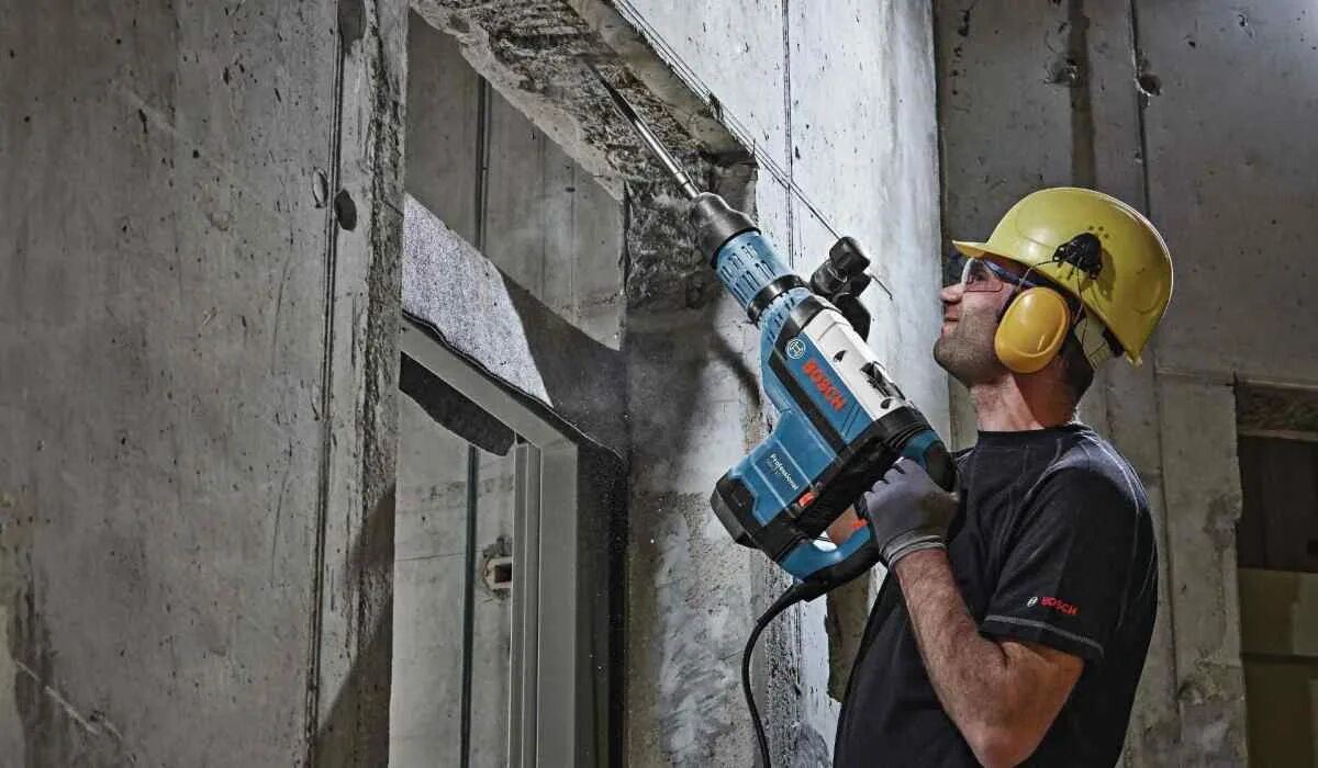Демонтаж бетонной стены. Bosch gsh 7 vc. gsh 7 vc professional. строитель с отбойным молотком. демонтаж отбойным молотком.