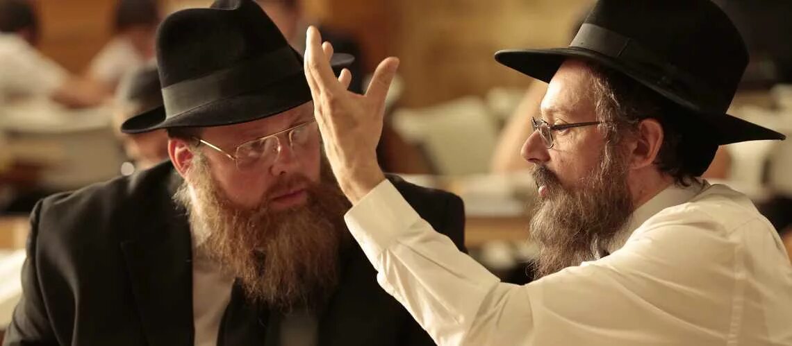 откуда то появились два музыканта еврея один. еврейские музыканты картина. откуда то появились два музыканта еврея один. евреи спорят. сефарды харедим.