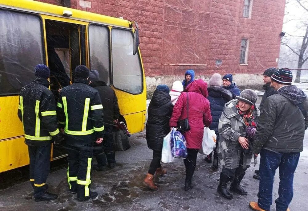 Эвакуация населения Украина. Началась эвакуация жителей. Эвакуация детей. Украинские гастарбайтеры. Жители харькова покидают город