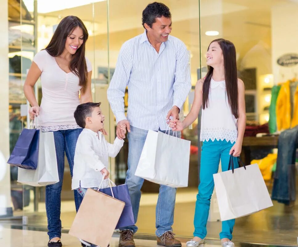 Семья шоппинг. Семья одежда. Одежда для всей семьи азиаты. Ребенок с родителями в магазине.