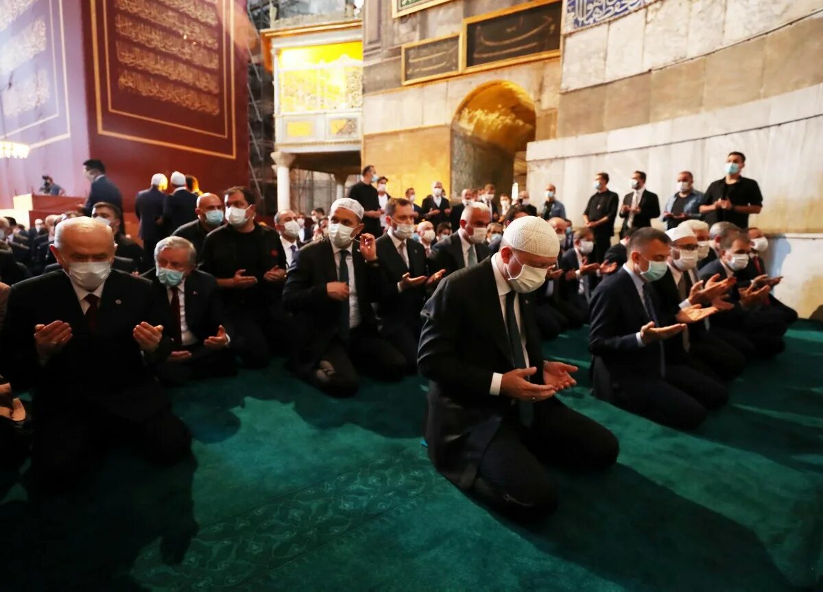 После молитвы в церкви святой софии. Эрдоган в Айя Софии. Мечеть Эрдогана. Намаз в Святой Софии.