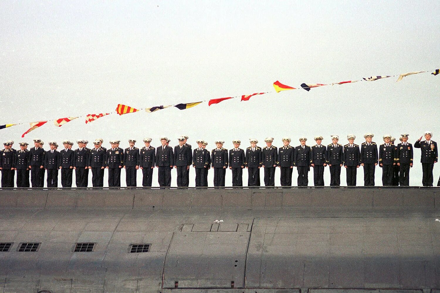К-141 Курск экипаж. Атомная подводная лодка Курск 2000. Гибель экипажа атомной подводной лодки к-141 «Курск».. 12 Августа 2000 года гибель атомной подлодки Курск. Подводная лодка сколько погибло