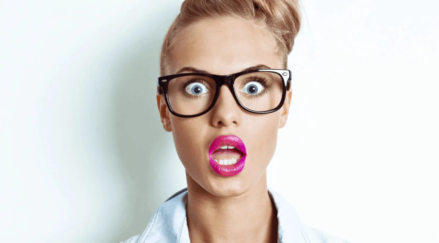 удивлённая девушка. девушка в шоке. красивая девушка удивление. девушка с удивленным лицом. удивленная девушка.