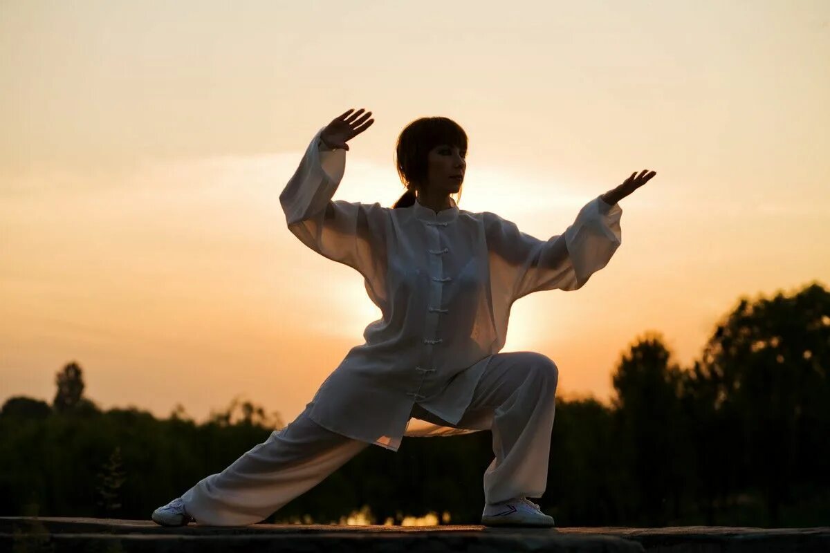 Гимнастика тайцзи. Китайская гимнастика tai chi. Гимнастика тайчи цигун. Восточная гимнастика Тай-Цзи цюань. Цигун Тайцзи кунг фу.