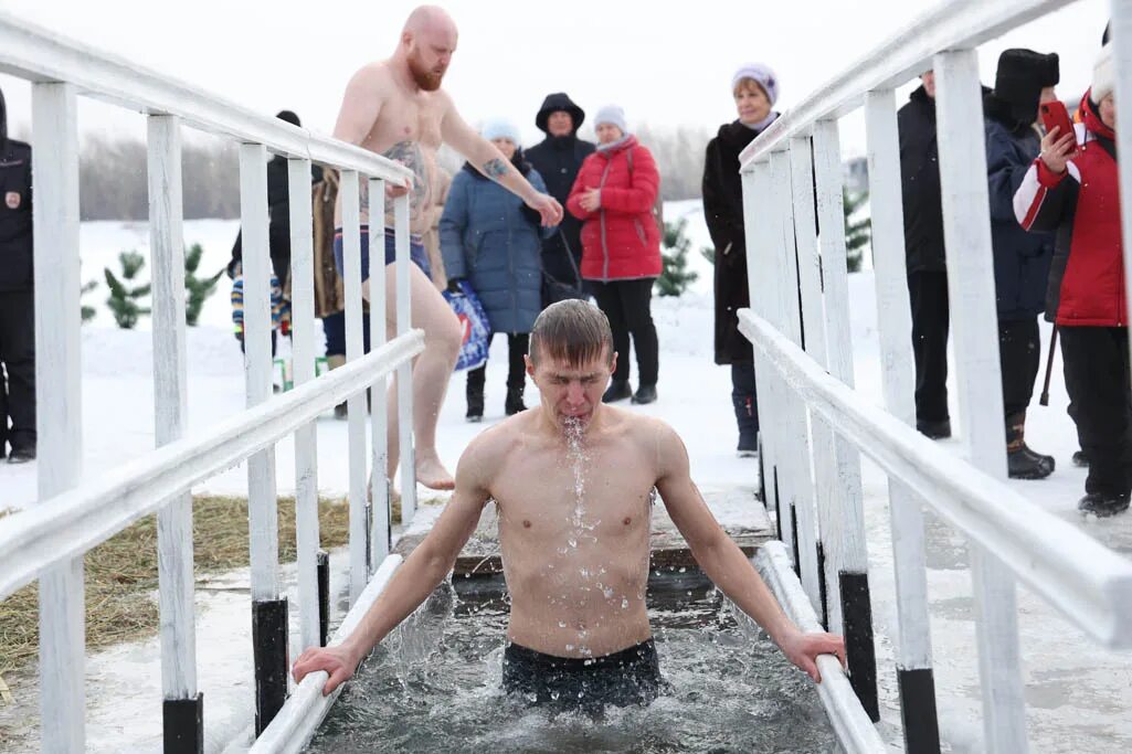 Крещение прорубь. Крещение 2. Водное крещение. Нырять в прорубь. 17 18 19 января