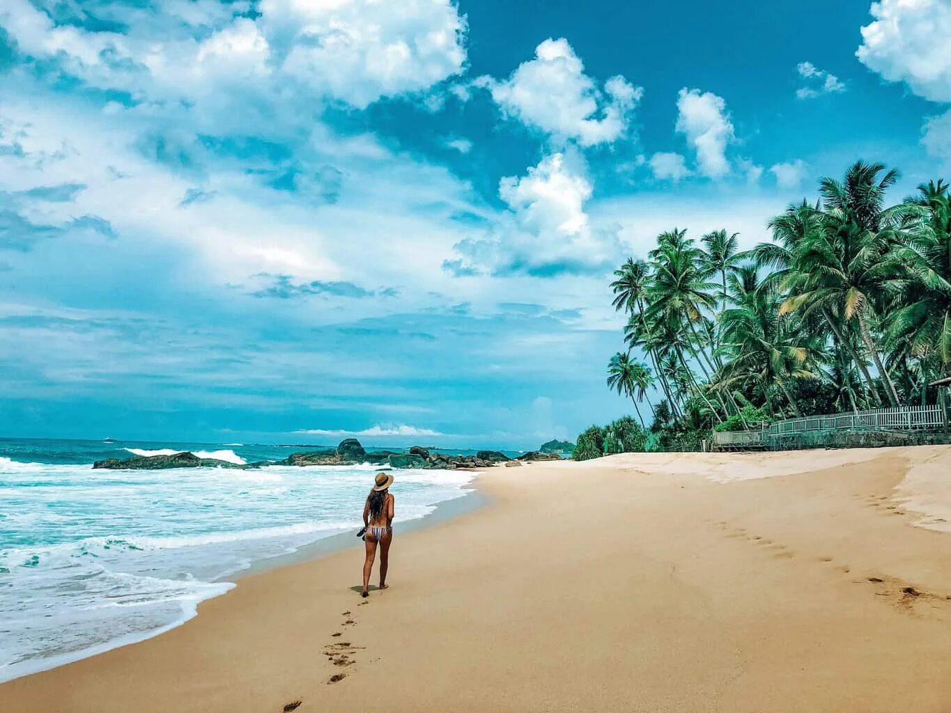 Шри ланка какие пляжи. Пляж Далавелла Шри-Ланка. Пляжи Шри Ланки. Коггала Шри Ланка. Хиккадува Шри Ланка.