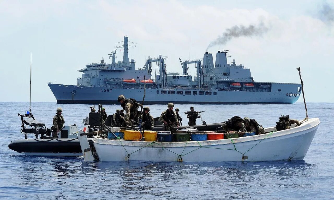 Борьба с судами. Корабль пиратов Сомали. Флот РФ vs сомалийские пираты. Малаккский пролив пираты. Морское пиратство.