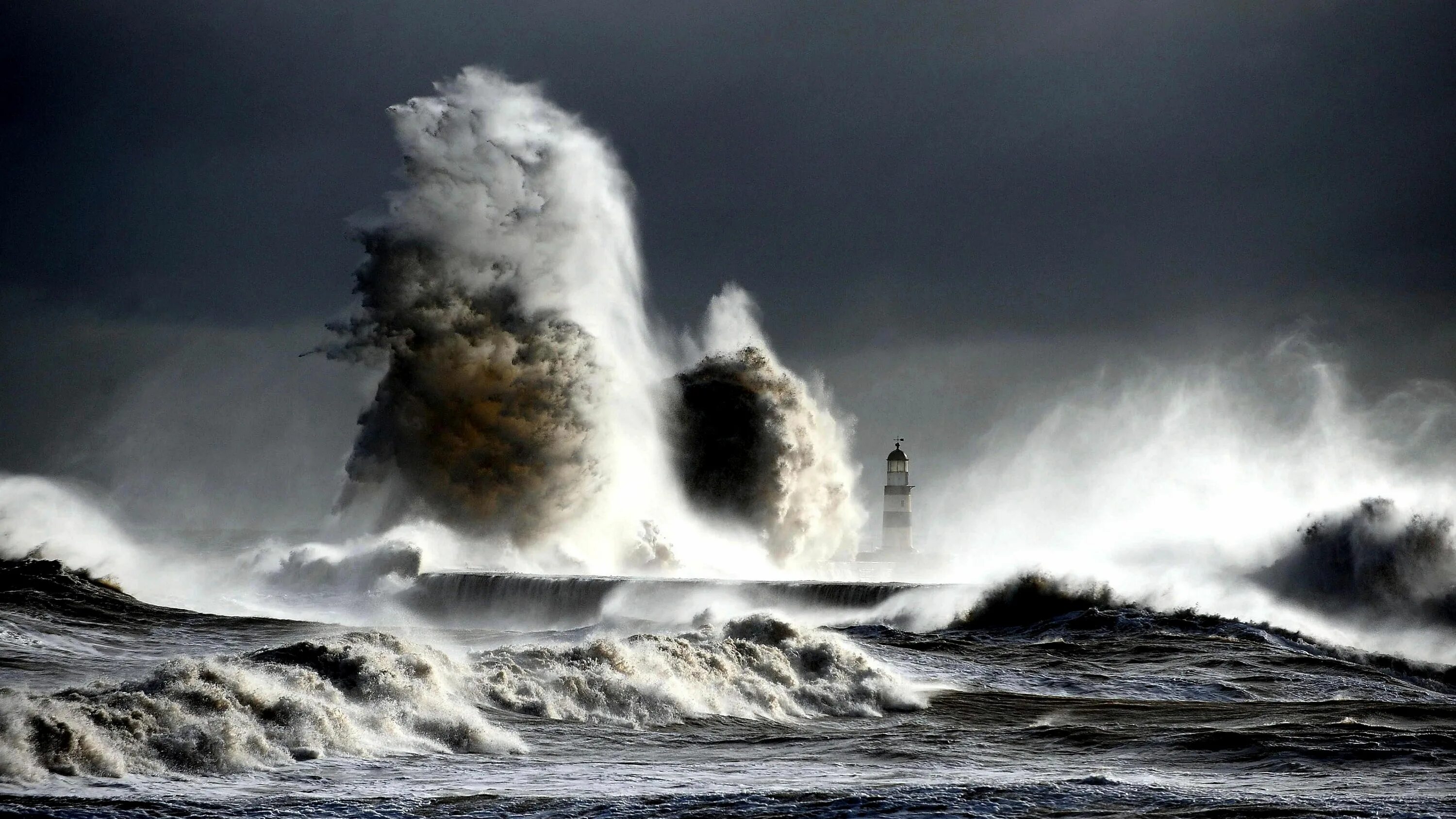Карское море шторм. Атлантический океан шторм. Море океан волны шторм ЦУНАМИ. Вулкан Креницына волны шторм. Волна жизни 10