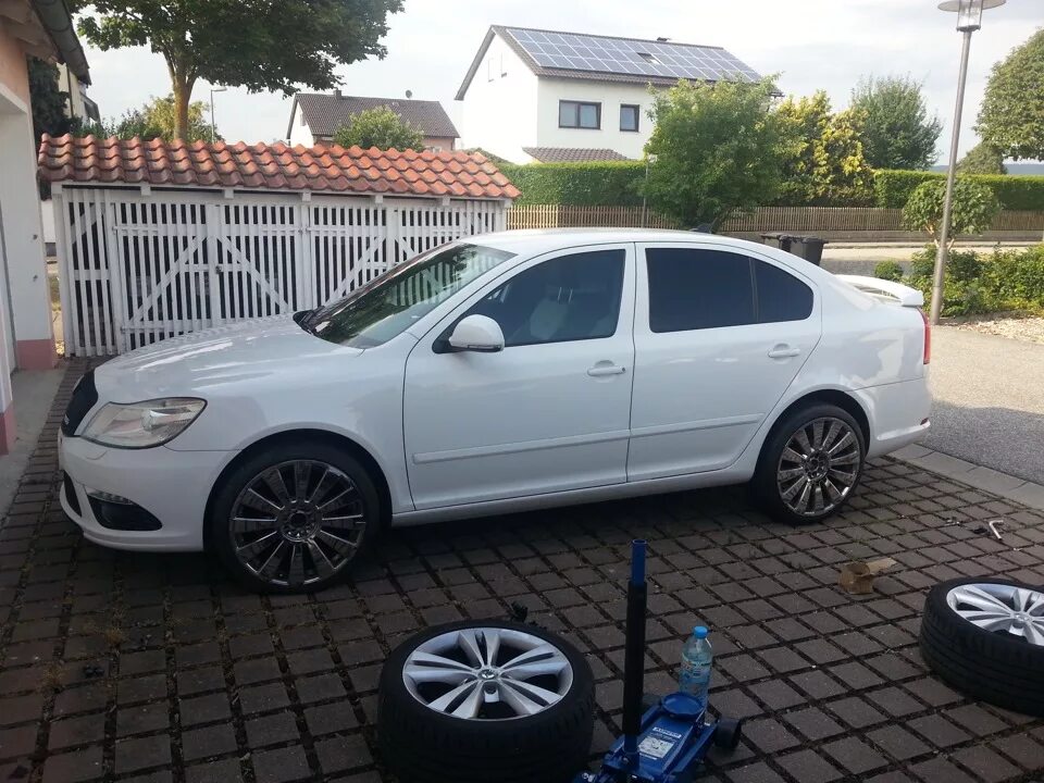 Диски на шкоду а5. Диски r16 crateris на шкода октавия а5. Шкода а5 диски. Skoda octavia r17 белая. Шкода октавия а5 r19.