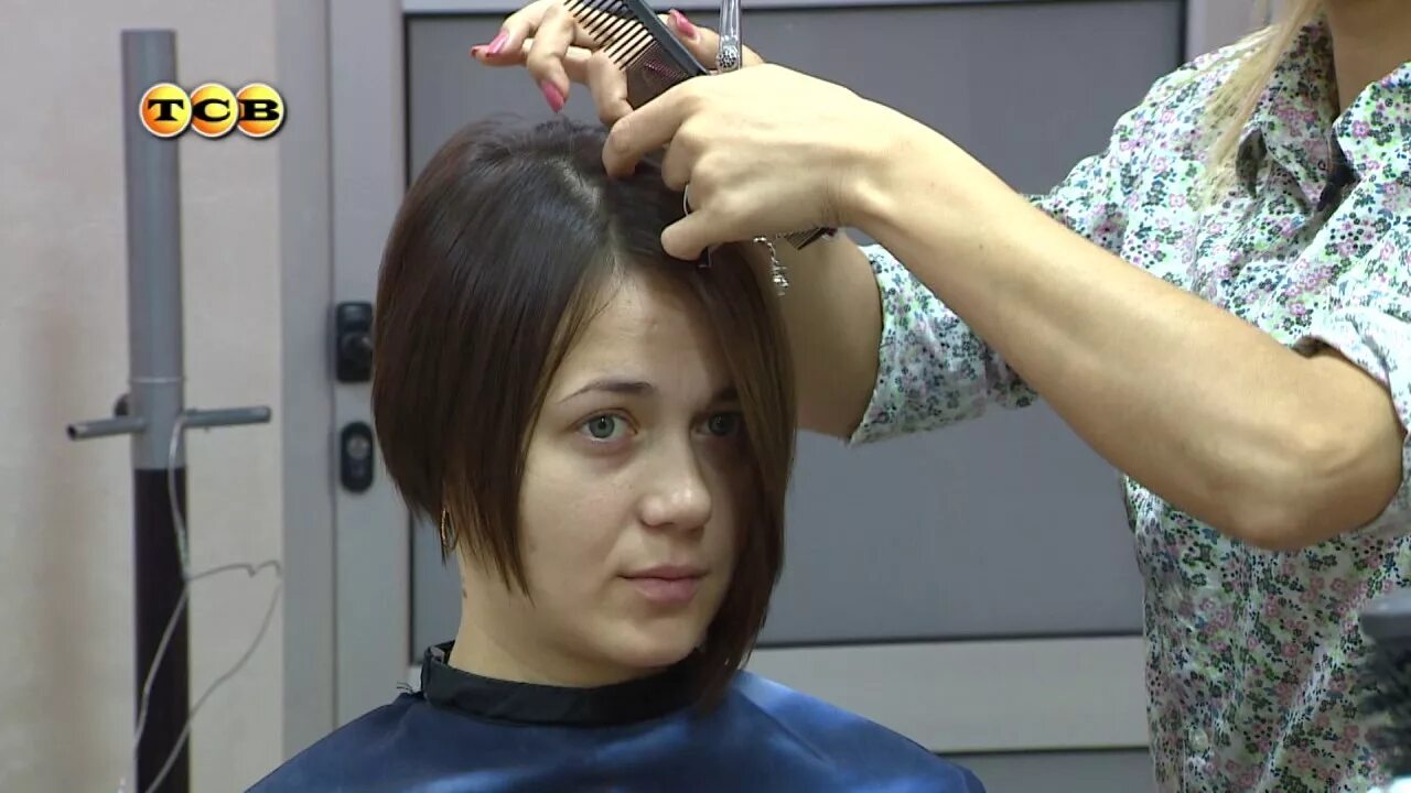 ролики о женских стрижках. стрижка ножницами женская короткая. сделать короткую стрижку видео. стрижка женская на короткие волосы видеоурок. схема стрижки пикси на короткие волосы.