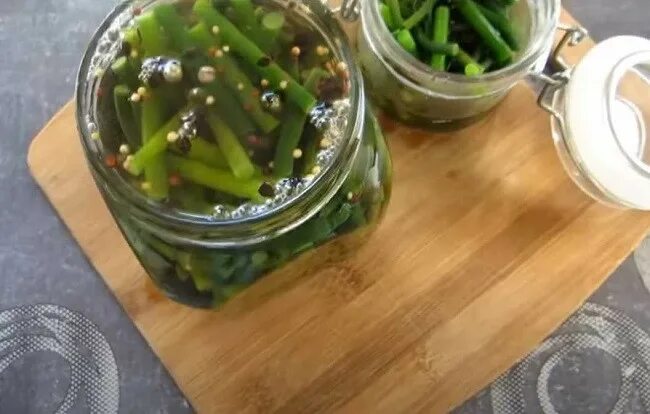Маринованные стручки чеснока рецепт приготовления на зиму. Маринованные стручки чеснока рецепт приготовления на зиму. Маринованные стручки чеснока рецепт приготовления на зиму. Фасоль маринованная маринованная в банке. Консервирование спаржевой фасоли на зиму.