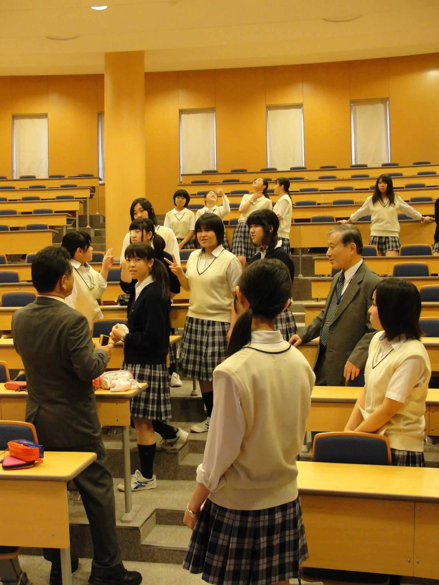 Институт азии мгу. Школы в Токио. Образование в Японии Gakuen. Japanese School student. Japanese High School class.