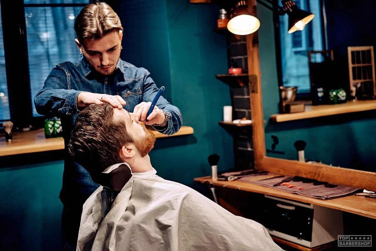 Barbers 4. Барбершоп. Мужская парикмахерская Barbershop. Мужской парикмахер барбер. Парикмахер и клиент барбершоп.