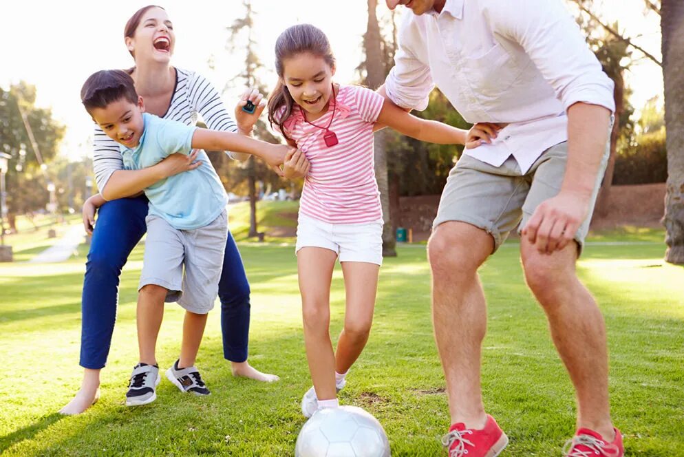 Папа play. Спортивные игры для семьи. Для родителей спортивные игры с детьми. Семейные игры на природе. Игры на свежем воздухе с родителями.