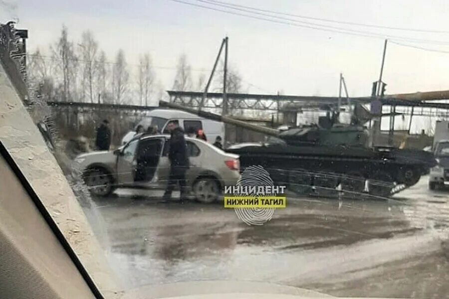 В нижнем тагиле танк врезался в машину. В нижнем тагиле танк врезался в машину